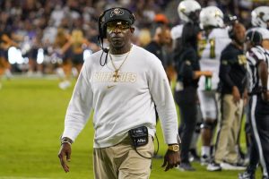 Giro muerto | El entrenador de Colorado, Deion Sanders, vuelve a aparecer después de la cirugía