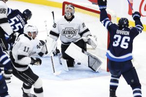 Giro muerto | Mark Scheifele anota dos veces para salvar a los Jets de los Kings 3-2