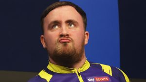 Luke Littler abrumado por Beau Greaves en el partido decisivo del último tramo de las semifinales del Campeonato Mundial de Dardos en Años de Formación