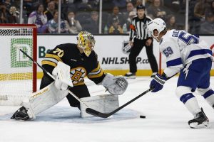 Giro muerto | Un rayo se lanza como un relámpago y le propina a los Bruins la primera derrota de la temporada