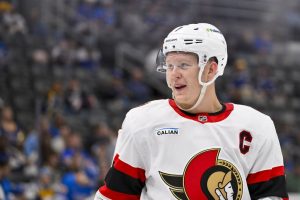 Giro muerto | Los senadores F. Brady Tkachuk son evaluados tras su salida anticipada