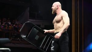 Jon Moxley logra otro acto pútrido e inapropiado en AEW Collision