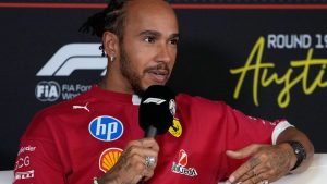Lewis Hamilton dice que las especulaciones de Christian Horner que vinculan al ex jefe de Red Bull con Ferrari son “una distracción” para el equipo de F1