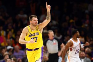 “LUKA STEP BACK LA JUMPAAAAAAAA”: los fanáticos de la NBA se entusiasmaron cuando Luka Doncic comparte una lista de reproducción con mucho español con éxitos de Defective Bunny