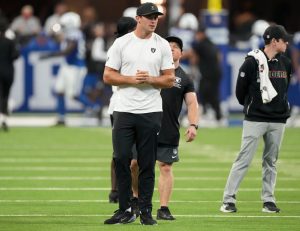 Giro muerto | La estrella de los Raiders, TE Brock Bowers (rodilla), en duda contra los Chiefs