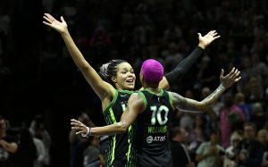 “Estoy sacudida”: Napheesa Collier afirma con incredulidad mientras Courtney Williams se afeita la cabeza y hace alarde de su estilo único y calvo.