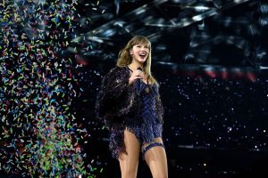 “Dominio puro”: los fanáticos reaccionan cuando ‘The Lifetime of a Showgirl’ de Taylor Swift encabeza el Billboard 200 por segunda semana con 338 mil productos