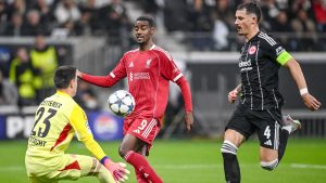 Alexander Isak: el delantero del Liverpool sufre una lesión en la ingle en el recibimiento del Eintracht Frankfurt, confirma Arne Slot