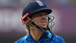 Inglaterra derrotada por Australia en la Copa Mundial de Cricket Femenina después de luchar contra el crol y el siglo Ash Gardner