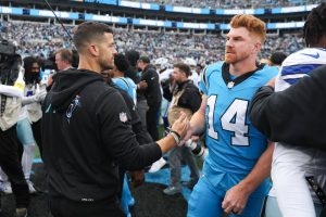 Giro muerto | Andy Dalton programado para iniciar con Panthers con Bryce Young enfermo