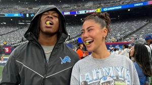 “Él, de hecho, huye de la metrópolis ahora”: los fanáticos de Detroit empujan hacia arriba mientras Jahmyr Gibbs y su amiga Nicole Anderson llaman la atención en el juego de los Pistons