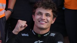 Lando Norris reacciona a los abucheos de los fanáticos en el Premio Inaudito de la Ciudad de México después de tomar la delantera en la carrera por el título de la F1