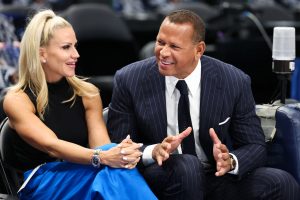 Jaclyn Cordeiro, la popular novia de Alex Rodríguez en 45-365 días, sube la temperatura con un elegante conjunto ceñido al cuerpo combinado con botas Louis Vuitton.