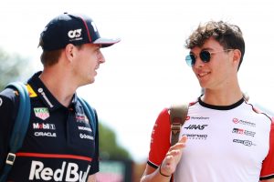 Damon Hill lanza una respuesta de tres notas al canto “shi**ingself” de Ollie Bearman sobre las carreras de Max Verstappen