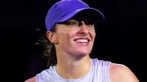 Finales WTA: Iga Swiatek y Elena Rybakina logran victorias dominantes en la jornada inaugural en Arabia Saudita