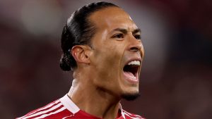 El capitán del Liverpool, Virgil van Dijk, desafía a Wayne Rooney por las críticas a su liderazgo en una incómoda entrevista