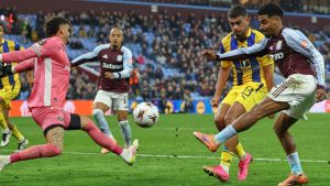 Aston Villa 2-0 Maccabi Tel Aviv: Ian Maatsen y Donyell Malen van por el camino correcto mientras el equipo de Unai Emery se acumula en una noche de protestas y detenciones en Villa Park