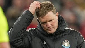 El técnico del Newcastle, Eddie Howe, no puede hacer más, el club lo ha decepcionado, dice Jamie Carragher tras la derrota del Brentford