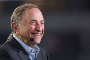 “Este payaso necesita retirarse”: Gary Bettman enfrenta la ira de sus seguidores después de llamar por error a Joe Thornton “Dumbo” en la noche de inducción de HoF