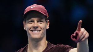 Jannik Sinner arrasa con Alexander Zverev en tiros seguidos para llegar a semifinales de las Finales ATP en Turín