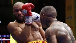 Conor Benn derriba a Chris Eubank Jr dos veces mientras se venga de la revancha en el estadio Tottenham Hotspur