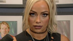 “Liv y yo nos casaremos al final” – El acosador de Liv Morgan contactó al miembro del Salón de la Fama de la WWE para pedirle complicidad.