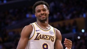 “Chat, He Shedding 5,3,3”: los fanáticos de los Lakers reaccionan cuando Bronny James comienza como delantero en miniatura en medio de la ausencia del usado DPOY