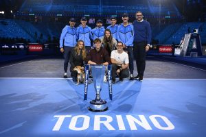 MIRA: La amiga de Jannik Sinner, Laila Hasanovic, se une a su hermano y al equipo para una foto de celebración después de un conmovedor segundo con el italiano en las Finales ATP