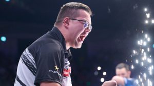 Luke Humphries sufre la salida de la primera ronda mientras Luke Littler avanza a través de la prueba inicial en las finales del campeonato de jugadores de Avid