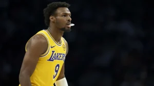 La importante decisión que tomaron los Lakers con Bronny James tras su flojo inicio de temporada | Sporting News Spain