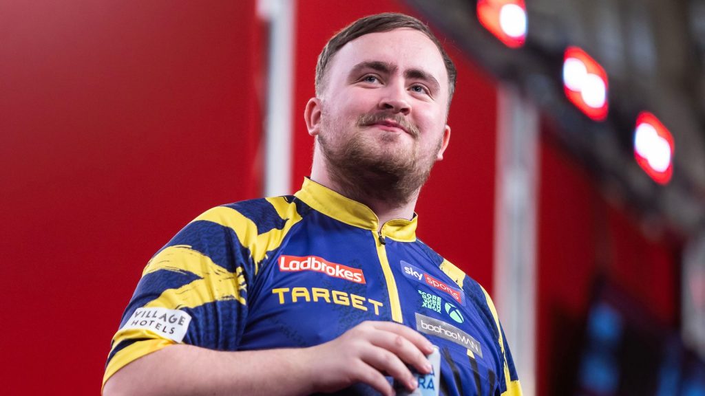 Luke Littler: El número uno del mundo gana en las finales del Gamers Championship para llegar a los cuartos de final