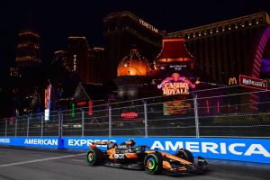 Giro muerto | Lando Norris, que aspira al campeonato de F1, consigue la pole en Las Vegas