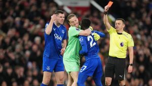 Idrissa Gueye: el centrocampista del Everton expulsado por su compañero de trabajo Michael Keane en huelga contra el Manchester United
