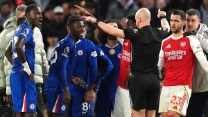Chelsea 1-1 Arsenal: Los Blues resisten por diseño a pesar de la tarjeta rosa de Moisés Caicedo en la primera mitad en un tormentoso derbi londinense