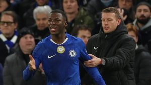Moisés Caicedo dejó que las comparaciones con Declan Rice le afectaran, dice Jamie Carragher tras la destitución del centrocampista del Chelsea ante el Arsenal