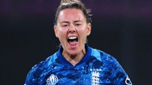 Linsey Smith: el jugador del brazo izquierdo de Inglaterra recibe el primer contrato central con 10 jugadores que obtienen acuerdos inusuales por un año