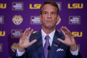 Giro muerto | Policía: Lane Kiffin es escoltado al aeropuerto, las afirmaciones de furia de los fanáticos en la autopista son falsas