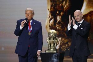 Giro muerto | El presidente Donald Trump recibe el premio inaugural de la paz de la FIFA