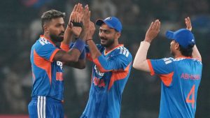 Sudáfrica se hizo a un lado para lograr el total más bajo de T20 de 74 mientras India gana el primer partido de la serie por 101 carreras en Cuttack.