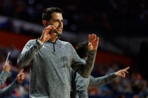 Giro muerto | Xaivian Lee ayuda al No. 18 Florida a superar a George Washington