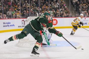 Giro muerto | Quinn Hughes anota en su debut y ayuda a Wild a derrotar a los Bruins