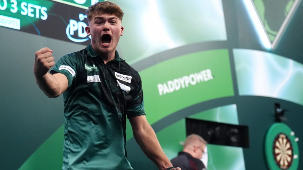Campeonato Mundial de Dardos: ‘Champagne Charlie’ Manby en el memorable debut de Ally Pally y Luke Littler