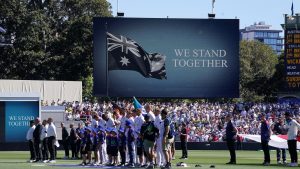 Homenajes rendidos a Bondi filmando a las víctimas en la tercera prueba de Ashes en Adelaide mientras el capitán de Australia, Pat Cummins, dice que los acontecimientos “llegaron a casa de manera deslumbrante y molesta”.