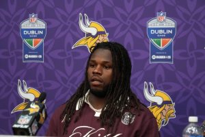 Giro muerto | Los Vikings disciplinan al S Josh Metellus, LB Jonathan Greenard en IR
