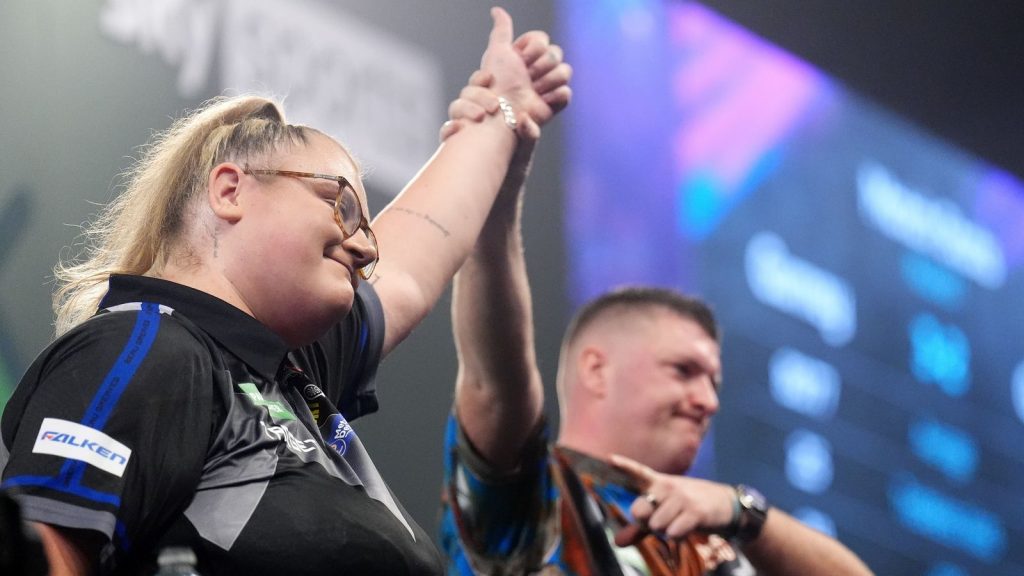 Campeonato Mundial de Dardos: Beau Greaves aplastado en el thriller de cierre de Daryl Gurney para soportar la eliminación en primera ronda en Alexandra Palace