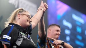 Campeonato Mundial de Dardos: Beau Greaves aplastado en el thriller de cierre de Daryl Gurney para soportar la eliminación en primera ronda en Alexandra Palace