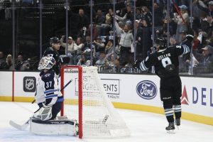 Giro muerto | El objetivo de tiempo extra de Clayton Keller para el intento de regreso de los Jets de Paunchy Stimies