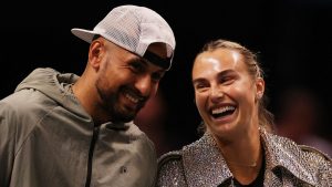 Lucha de sexos: Slash Kyrgios vence a Aryna Sabalenka en particular partido de exhibición de tenis en Dubai