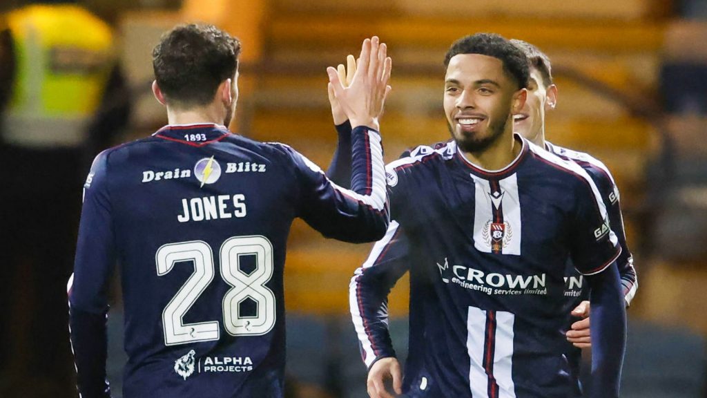 Dundee 2-1 Kilmarnock: Charlie Reilly clasifica al ganador en la remontada para hacer que Sad Blues esté seguro de ser una amenaza