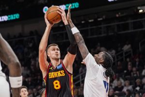 Giro muerto | Kristaps Porzingis y Trae Younger de los Hawks fuera contra Toronto